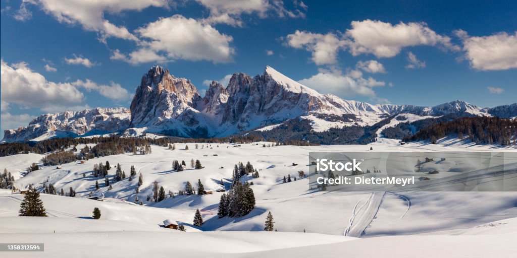 Perfect Winter Day at Alpe di Siusi with view on Sassolungo and Sassopiatto, Dolomites, Italy Alto Adige - Italy, South Tyrol, Italy, Val Gardena, Europe Dolomites Stock Photo