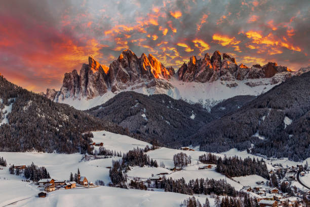 paysage d’hiver impressionnant avec le village de santa maddalena, dolomites, italie, europe - magdalena photos et images de collection