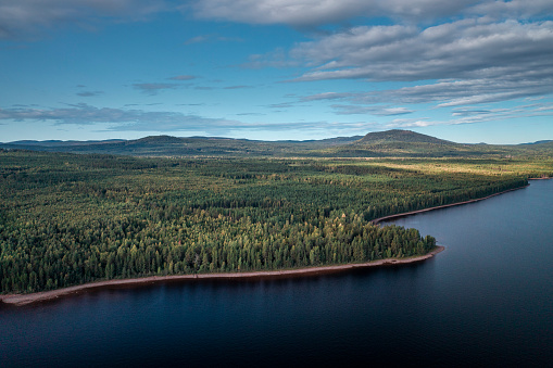 Bosque y orilla del lago en el lago Siljan desde arriba con cielo azul en Dalarna, Suecia photo