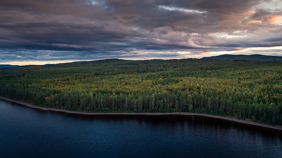 Bosque y orilla del lago en el lago Siljan desde arriba durante la puesta de sol en Dalarna, Suecia photo