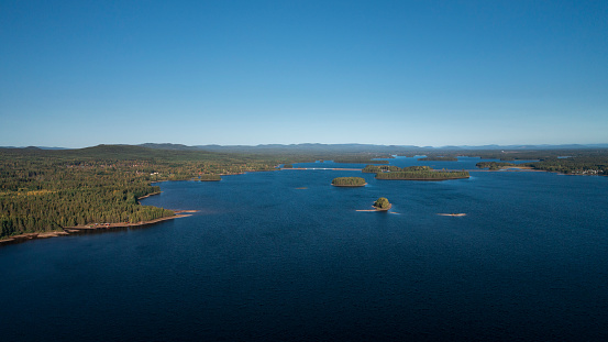 Bosque y orilla del lago con islas en el lago Siljan desde arriba con cielo azul en Dalarna, Suecia photo