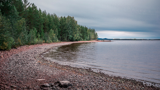 Playa y orilla del lago en el lago Siljan en Dalarna, Suecia photo