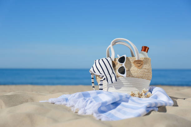 accessoires de plage élégants pour des vacances d’été sur le sable près de la mer. espace pour le texte - coral break photos et images de collection