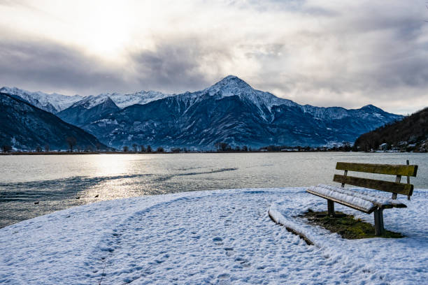 paisagem de inverno no lago como - bench winter snow mountain - fotografias e filmes do acervo