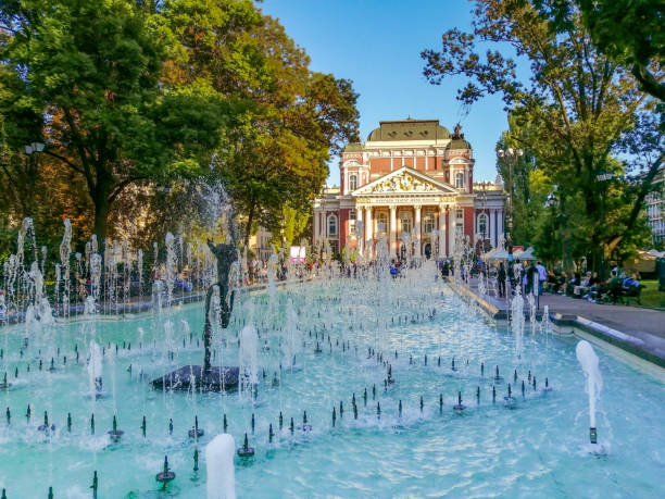 ivan vazov, teatr narodowy w sofii widziany przez piękną fontannę przed nim - sofia zdjęcia i obrazy z banku zdjęć
