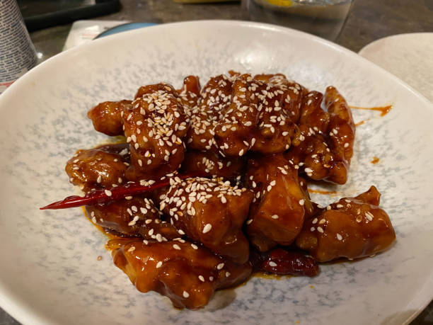 spicy sweet and sour general tso chicken served at restaurant. - chicken general tso food imagens e fotografias de stock