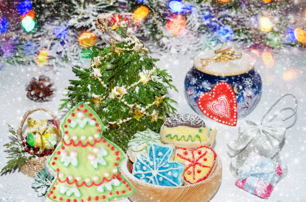 galletas de jengibre y galletas sobre un colorido fondo navideño - heart shape christmas defocused multi colored fotografías e imágenes de stock
