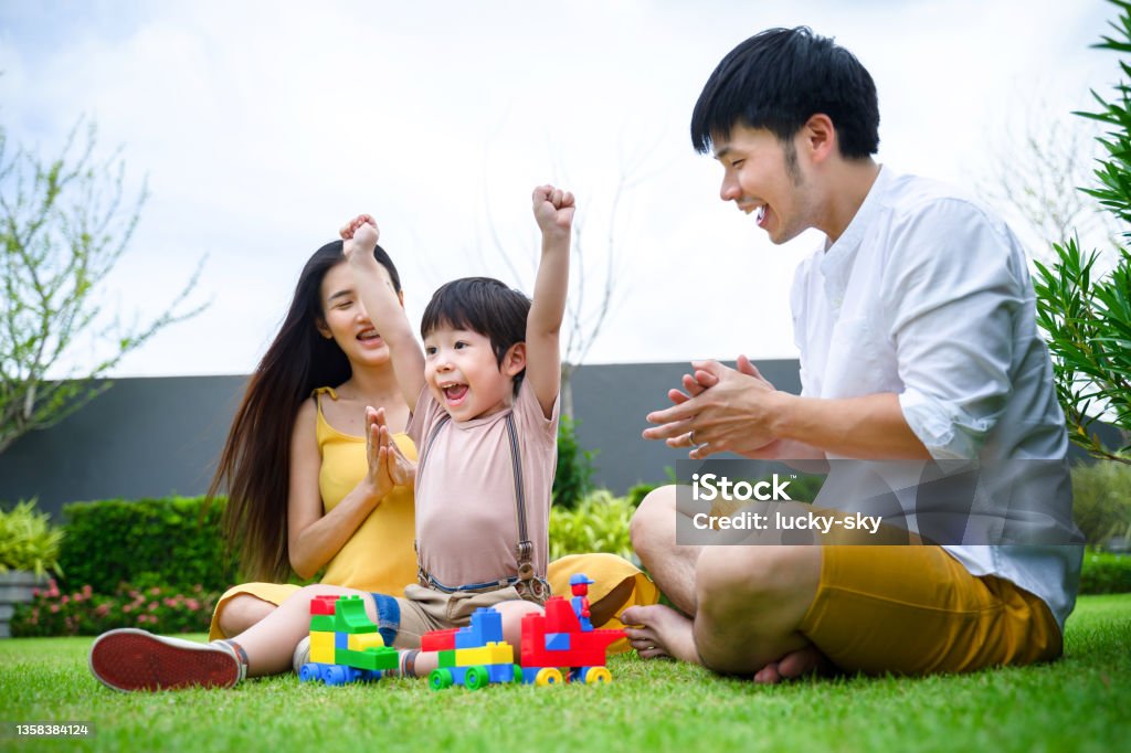 행복한 아시아 가정 생활 녹색 잔디에 외부 함께 재미 사람들 가족 라이프 스타일 개념 2-3 살에 대한 스톡 사진 및 기타 ...