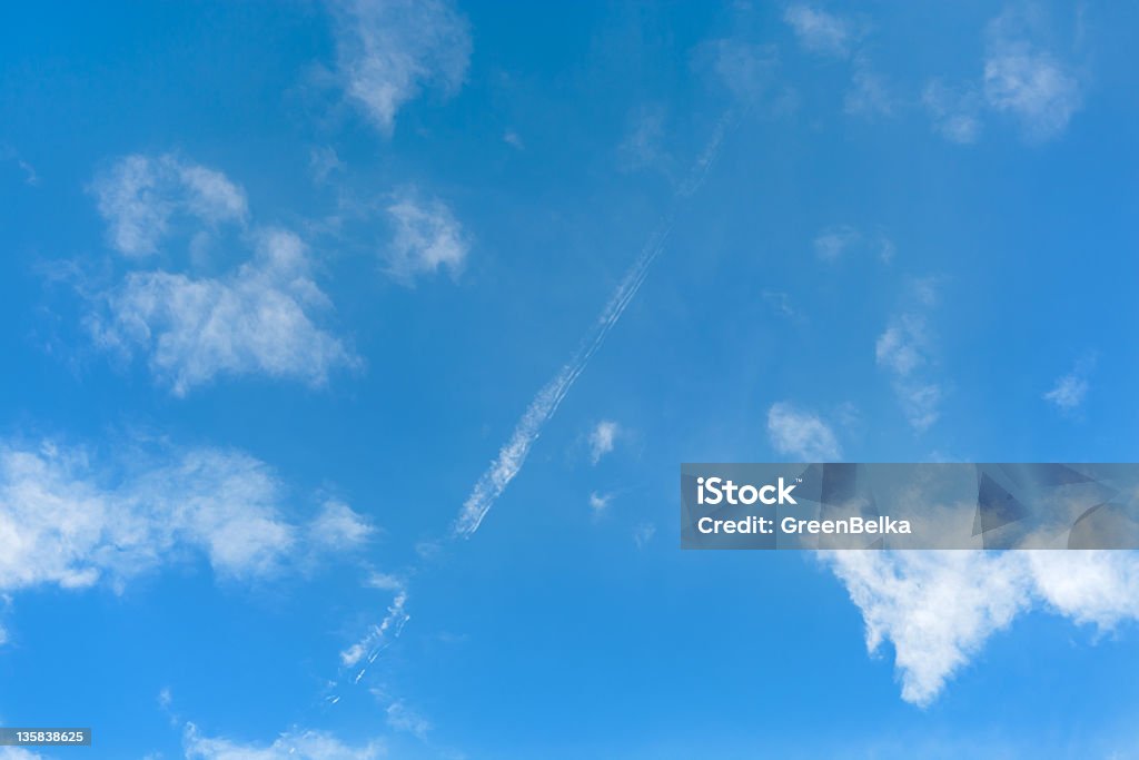 Cielo blu con aereo Sentiero - Foto stock royalty-free di Ambientazione esterna