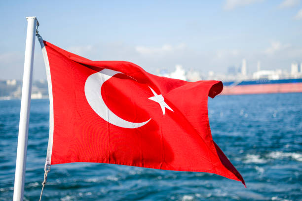 bandera de turquía ondeando en el viento contra el cielo azul blanco - himno nacional turco fotografías e imágenes de stock