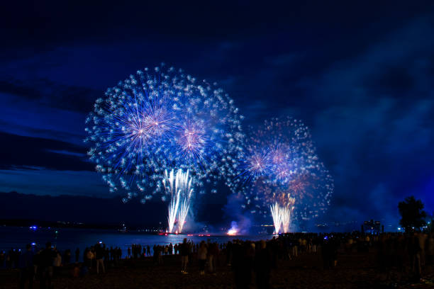feux d’artifice festifs dans le ciel nocturne de la ville de samara - independence spark fire flame photos et images de collection