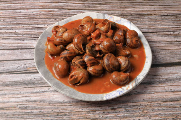 カタツムリをソースで煮込んだサービング - gourmet snail food escargot ストックフォトと画像