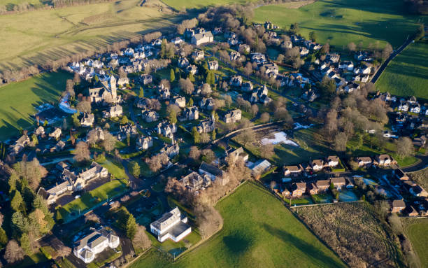 vue aérienne d’un village rural de campagne de luxe d’en haut à st andrews en écosse au royaume-uni - housing development house scotland uk photos et images de collection