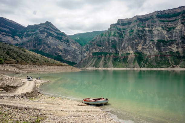 irganai reservoir and beautiful mountains around - russia river landscape mountain range imagens e fotografias de stock