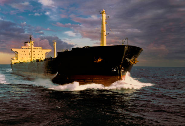 petrolero en el mar - buque tanque petrolero fotografías e imágenes de stock