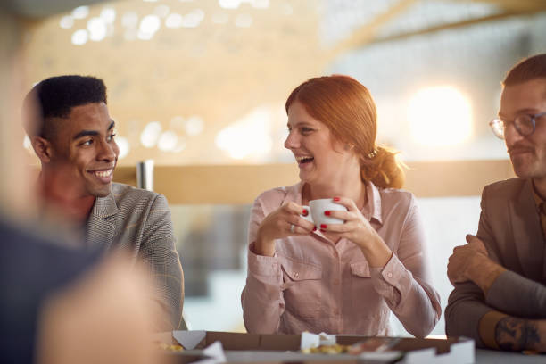 gente de negocios feliz hablando y riendo - meeting business breakfast seminar fotografías e imágenes de stock