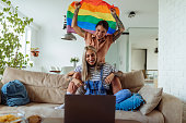 lesbisches-paar-zu-hause-stolz-mit-regenbogenflagge.jpg?b=1&s=170x170&k=20&c=5Ddm8sL8IbZnsWrKcS56yuax7bmZOJTpmxRRBIh-eXw=