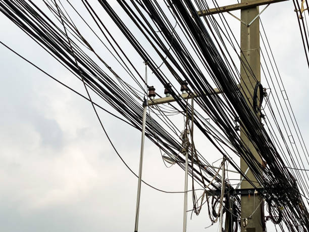 słupy elektryczne z niechlujnymi przewodami elektrycznymi w tajlandii - transformer electricity mesh power line zdjęcia i obrazy z banku zdjęć