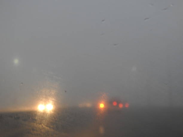 高速道路の朝早く霧と霧が重いため、道路上の非常にぼやけた視界が悪い - street light fog morning country road ストックフォトと画像