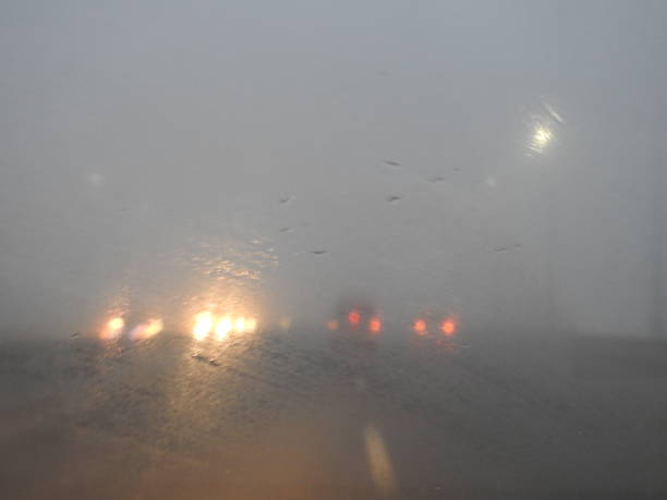 高速道路の朝早く霧と霧が重いため、道路上の非常にぼやけた視界が悪い - street light fog morning country road ストックフォトと画像