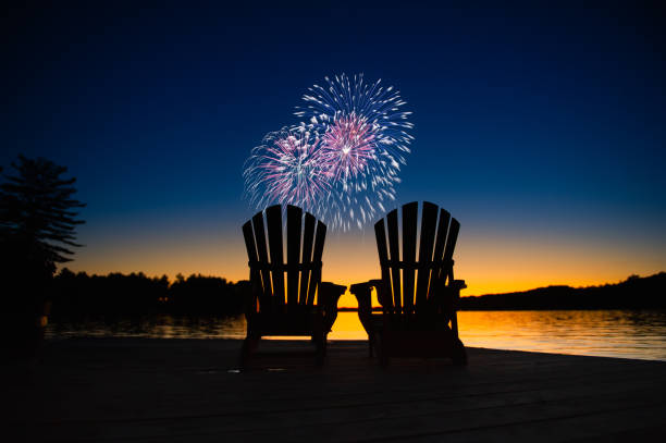 feux d’artifice de la fête du canada sur un lac à muskoka - maison de campagne photos et images de collection