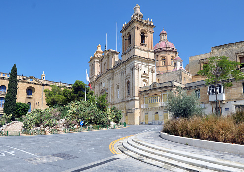 Knisja ta’ San Lawrenz, Birgu district, Island of Malta, Mediterranean Sea. This is the church on Birgu peninsula in Valletta harbour. Malta is a central Mediterranean archipelago between Sicily and the North African coast,  known for its mellow sandstone architecture and historic sites reflecting the styles of rulers that include the Romans, Moors, Knights of Saint John, French and British