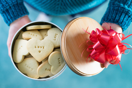 istock Cookie box. Heart-shaped cookies. Woman's hands. Valentine's day. Copy space 1358456676