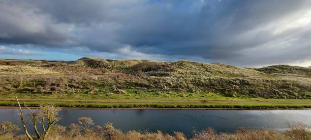 dramatische wolken über den dünen von zandvoort im naturschutzgebiet amsterdamse waterleidingduinen - north holland stock-fotos und bilder