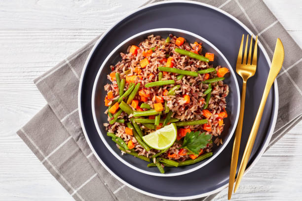 smażony brązowy ryż z fasolką szparagową i marchewką - bean vegetarian food stir fried carrot zdjęcia i obrazy z banku zdjęć