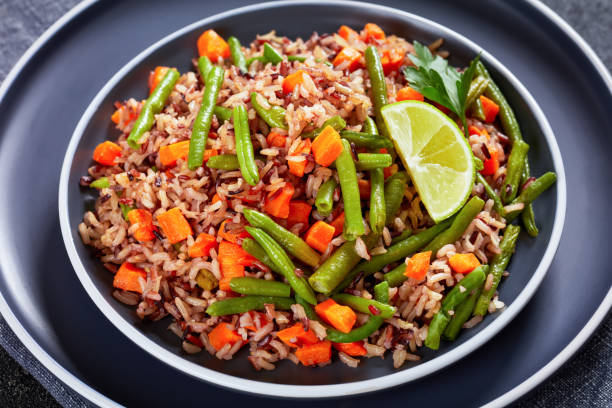 smażony brązowy ryż z fasolką szparagową i marchewką - bean vegetarian food stir fried carrot zdjęcia i obrazy z banku zdjęć