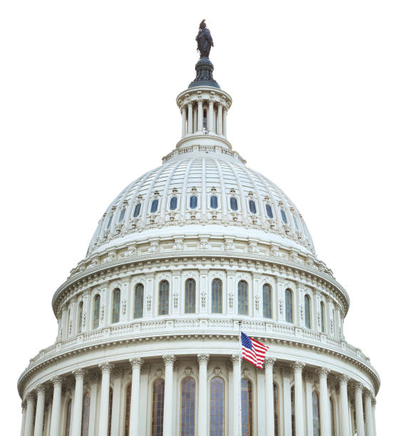 kuppel des us-kapitols mit amerikanischer flagge isoliert auf weißem hintergrund - kuppeldach fotos stock-fotos und bilder