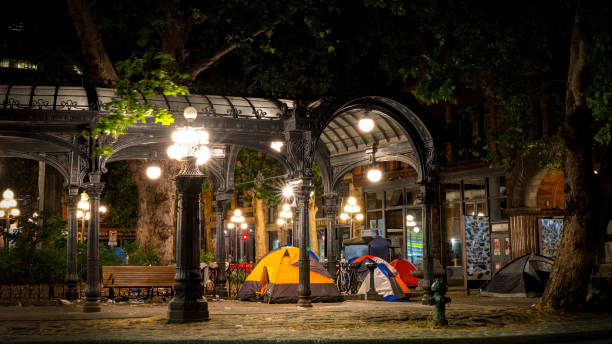 pioneer square pergola. schronisko dla bezdomnych. widok z yesler way. seattle, stan waszyngton, usa. - barracks zdjęcia i obrazy z banku zdjęć