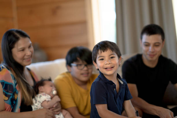彼の家族との小さな男の子の着色 - native american baby love mother ストックフォトと画像