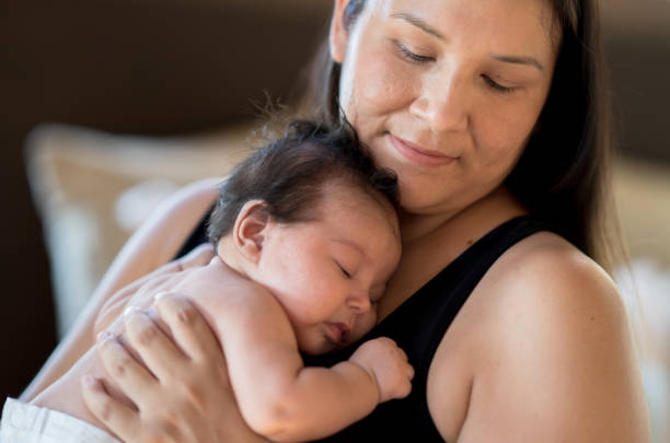 mãe indígena se relacionando com seu recém-nascido - native american baby love mother - fotografias e filmes do acervo
