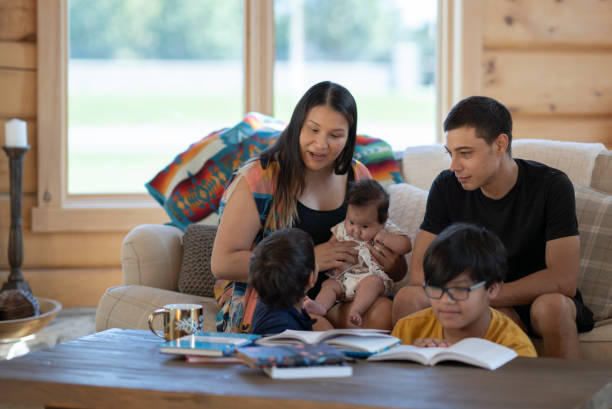 tempo da família indígena - native american baby love mother - fotografias e filmes do acervo