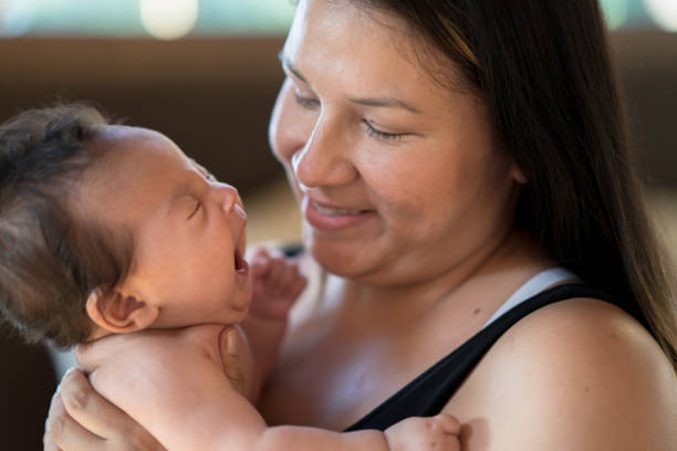 bocejando grande - native american baby love mother - fotografias e filmes do acervo