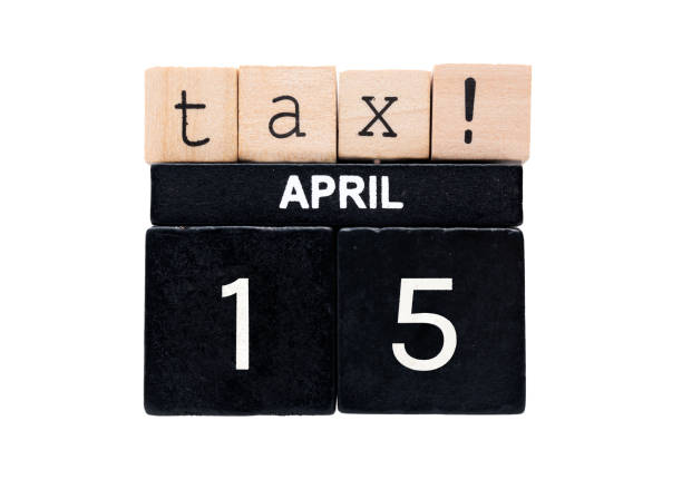 impuesto del 15 de abril, escrito en bloques de madera. - calendar tax april day fotografías e imágenes de stock