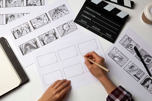 El artista dibuja un guión gráfico para la película. El director crea la narración esbozando imágenes del guión en papel. photo