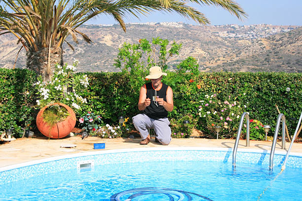 Piscina di pulizia - foto stock