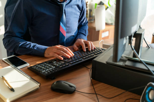 przeszłość oficera pracującego przy biurku - office worker audio zdjęcia i obrazy z banku zdjęć