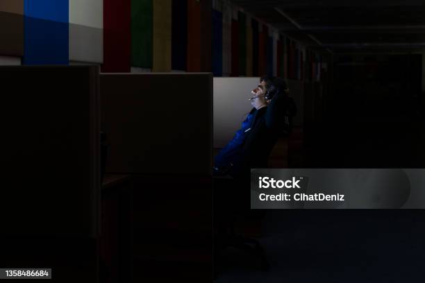 Akşam Mesaisine Kalan Çağrı Merkezi Operatörü Stock Photo - Download Image Now - Night, Corridor, 35-39 Years