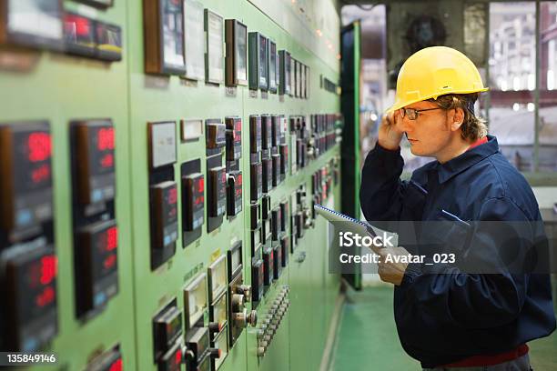 Foto de Engenheiro Na Sala De Controle e mais fotos de stock de Amarelo - Amarelo, Capacete - Equipamento, Industriário