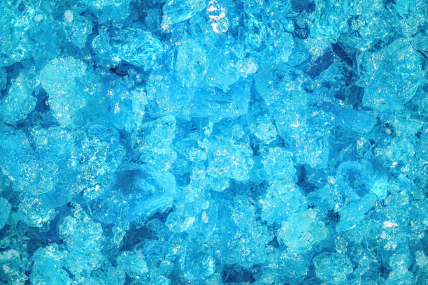 синие кристаллы сульфата меди под 4-кратным увеличением микроскопа - ширина изображения = 8 мм - inorganic стоковые фото и изображения