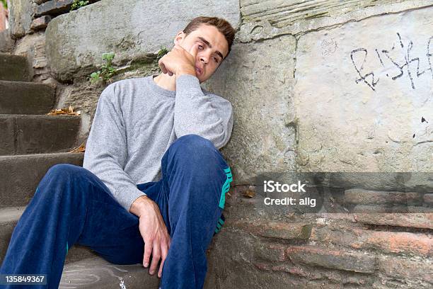 Jovem Homem Com Um Problema De Futebol - Fotografias de stock e mais imagens de Escadaria - Escadaria, Homens Jovens, Retrato