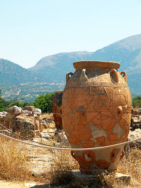 pithos à malia palace. - amphora ancient past greece photos et images de collection
