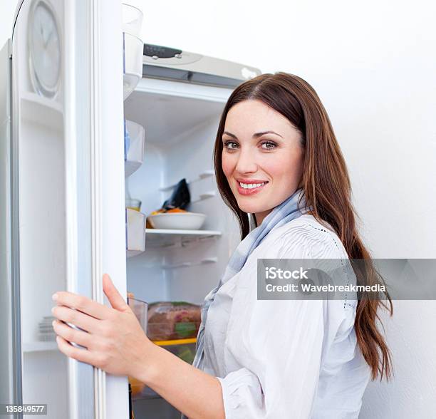 Счастливая Женщина Глядя На Чтото В Холодильнике — стоковые фотографии и другие картинки Женщины - Женщины, Холодильник, Открывать