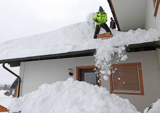 roof, house, building Two men shoveling high heavy snow from a house roof winterdienst stock pictures, royalty-free photos & images