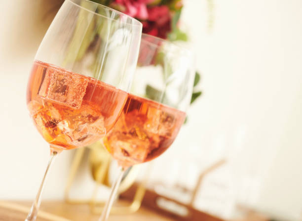 dwa kieliszki różowego wina musującego w domowym otoczeniu - pink glass wine bubble zdjęcia i obrazy z banku zdjęć