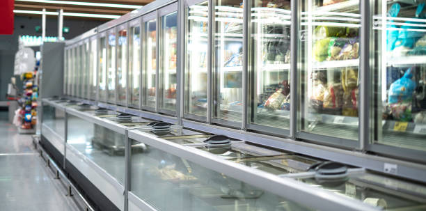 świeża żywność w supermarkecie na półkach lodówki - chłodnictwo zdjęcia i obrazy z banku zdjęć
