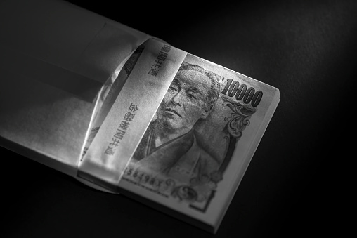 Ein B ndel Japanischer 1 Million Yen In Einem Wei en Umschlag Stockfoto ein-b-ndel-japanischer-1-million-yen-in-einem-wei-en-umschlag-stockfoto